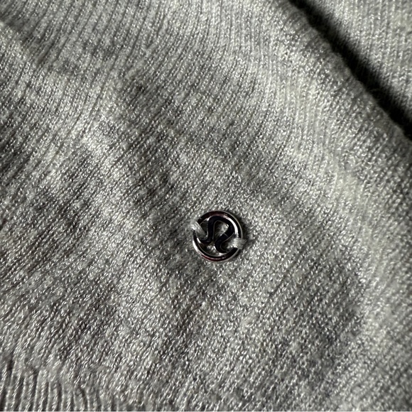 Lululemon Athletica Reversible Light Gray Wrap Sweater - M - Picture 5 of 10